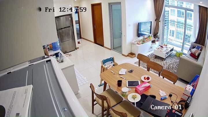 camera wifi cu be hikvision trong nhà